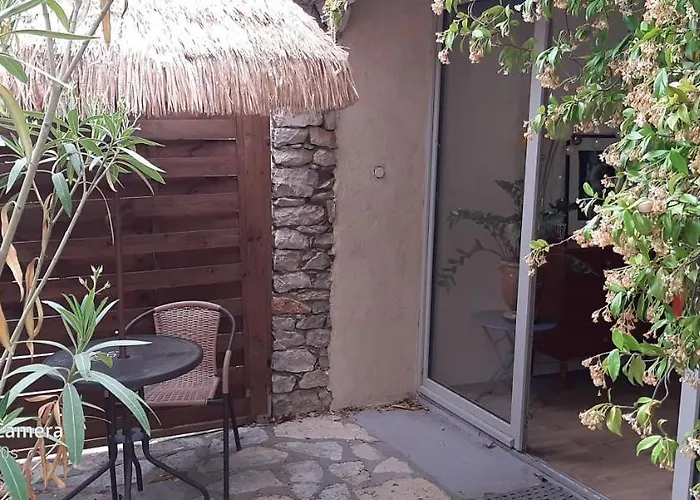 La Cigale Et La Fourmi *