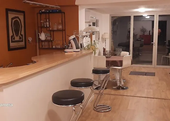 La Cigale Et La Fourmi בית אירוח