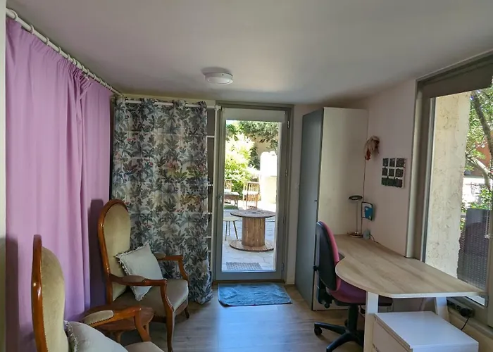 La Cigale Et La Fourmi Nîmes